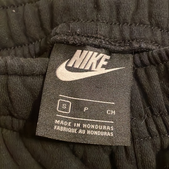 Nike Sweatpants side and back pockets - Picture 3 of 5